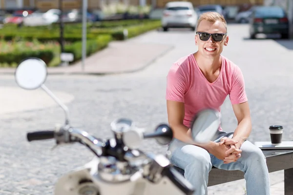Hombre guapo sentado con café cerca de su scooter — Foto de Stock