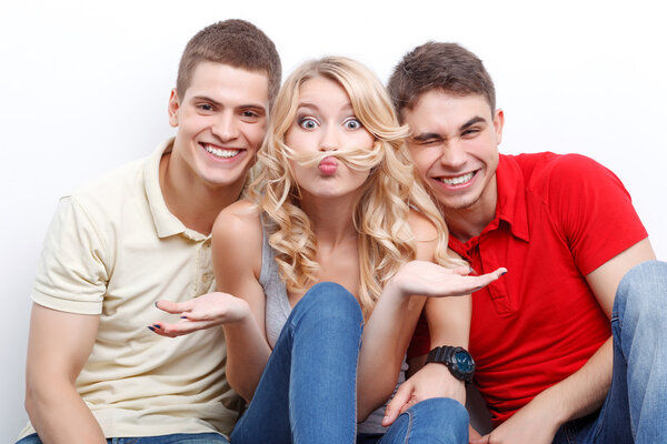 Трое друзей шатаются на изолированном фоне
 