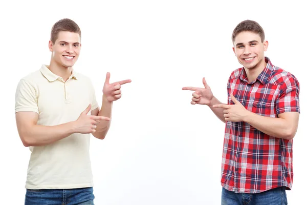 Zwei gut aussehende Männer posieren auf isoliertem Hintergrund — Stockfoto