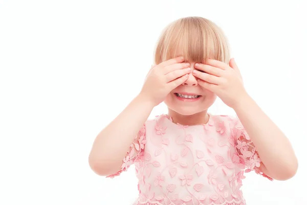 Niza niña cerrando las manos . — Foto de Stock