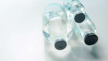 Laboratuvarda tıbbi şişeyatay dolly atış