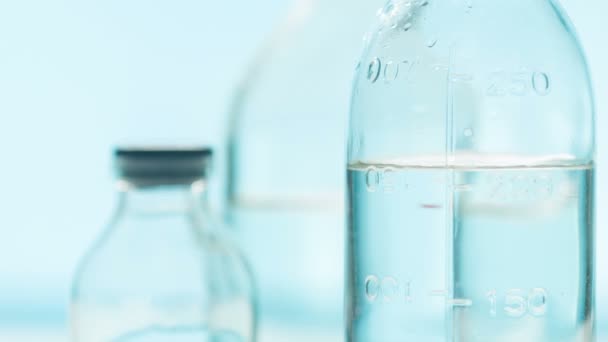 Крупный план химических бутылок — стоковое видео