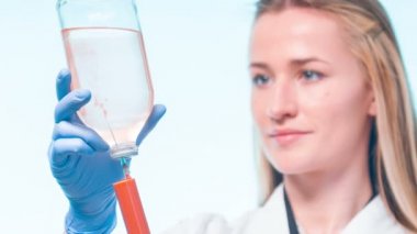 Laboratuvarda doktor deneyler yapıyor