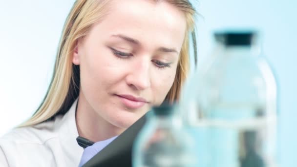 Close-up de trabalhadores de laboratório contando produtos químicos — Vídeo de Stock