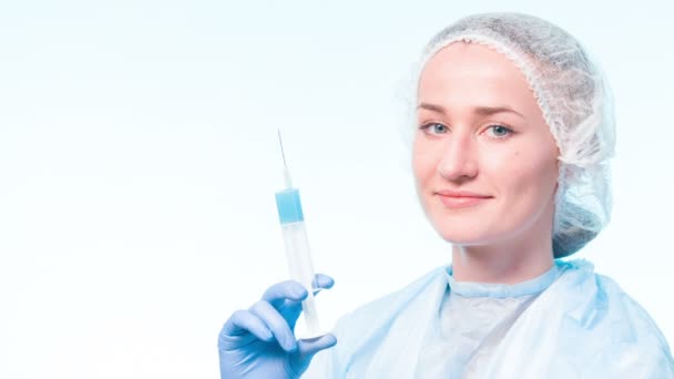 Usmívající se doktor pózuje s injekční stříkačkou — Stock video
