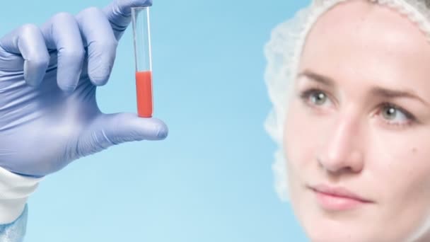 Mädchen im Labor macht Tests — Stockvideo