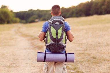 Genç turizm yalnız hiking
