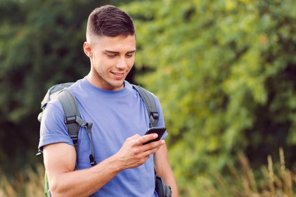 Genç turizm yalnız hiking — Stok fotoğraf