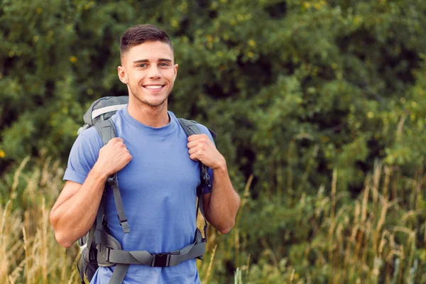 Young tourist hiking alone — Stock Photo, Image