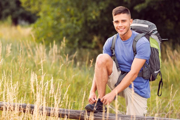 Jeune randonnée touristique seule — Photo