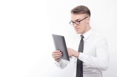 İşadamı holding tablet izole arka plan üzerinde 