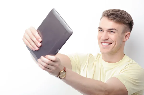 Smiling man holding tablet in front of him — Φωτογραφία Αρχείου