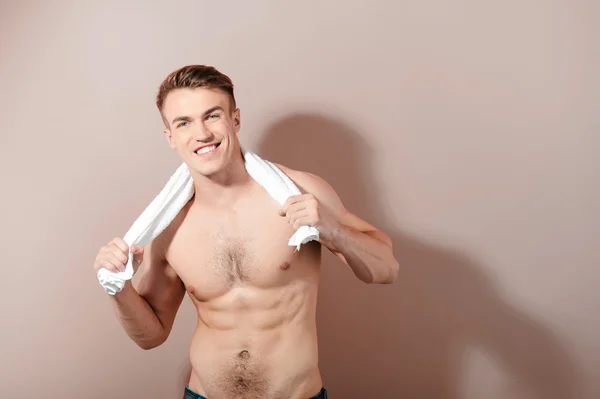 Smiling ma holding towel on his shoulders — Stock Photo, Image