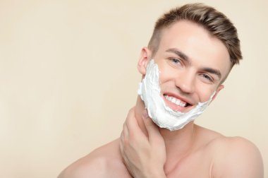 Üstsüz adam yüzünü tıraş ortalaması uygulama 