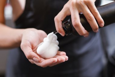 Kuaför saç modeli ürün kullanma