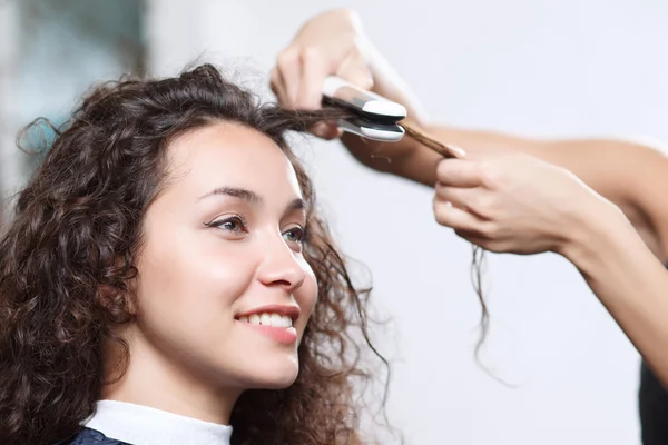 Sorrindo cliente atraente desfrutando de penteado — Fotografia de Stock