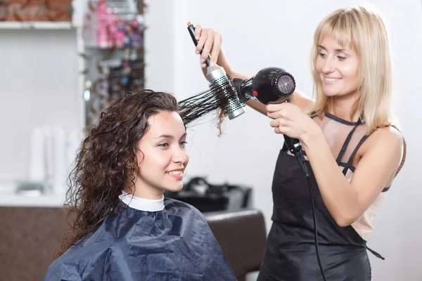 Profesional peluquero agradable celebración secador de pelo — Foto de Stock