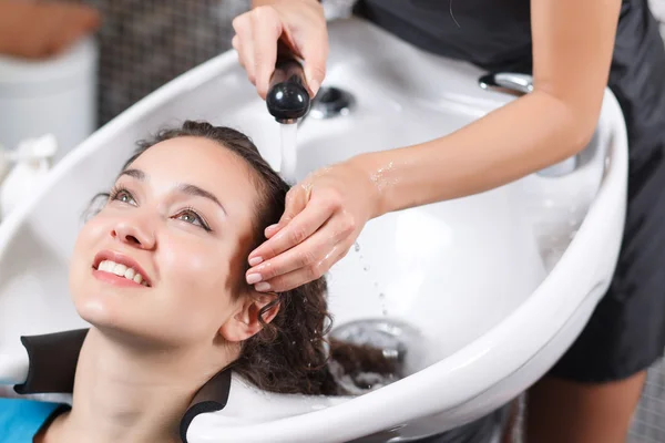 Professionell frisör tvätt huvud — Stockfoto