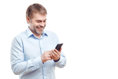 Capcanlı adam holding cep telefonu 