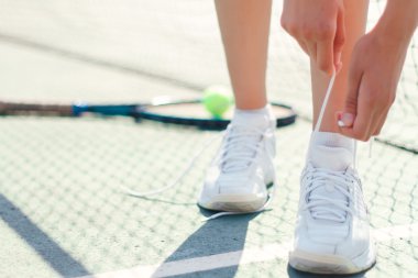 Güzel kadın ayakkabısını ayarlama