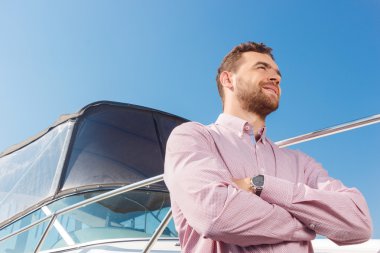 İyi adam ellerini bükme 