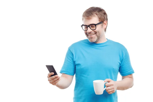 Man drinking tea and eading  message — Stock Photo, Image