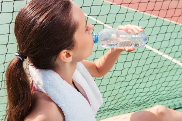 Sportswoman drinking water — Stock Photo, Image