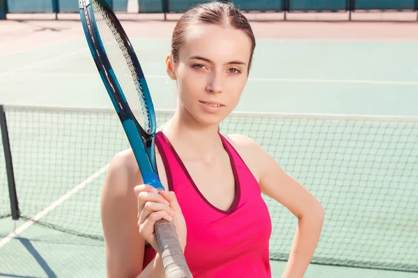 Smiling woman holding racket — Stock Photo, Image