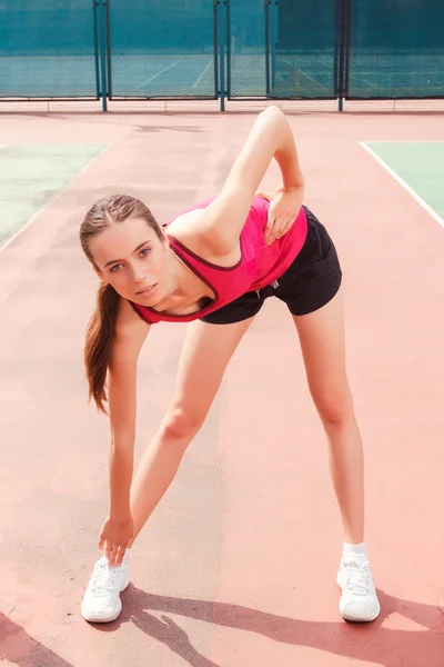 Mulher agradável esticando seu corpo — Fotografia de Stock