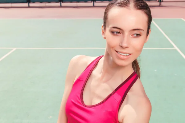 Agradable chica permaneciendo en la cancha de tenis — Foto de Stock