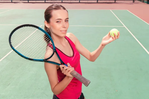 Nettes Mädchen spielt Tennis — Stockfoto