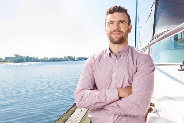 Aardige man zijn handen buigen — Stockfoto