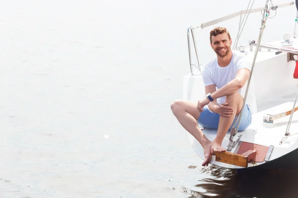 Man sitting on the yacht deck — Stock Photo, Image