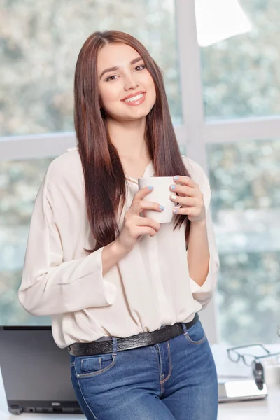 Upbeat business woman drinking coffee — 图库照片