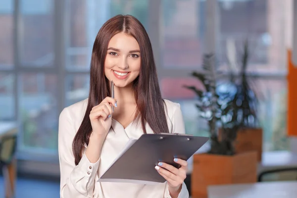 Mujer sonriente ocupada en el trabajo — Foto de Stock