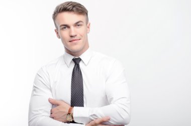 Çapraz silah izole arka plan ile işadamı