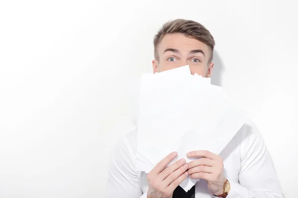 Muž, zakrývaje si tvář s nějaké papíry — Stock fotografie