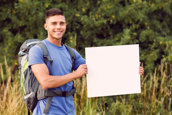 Mladí turistické vycházky sám — Stock fotografie