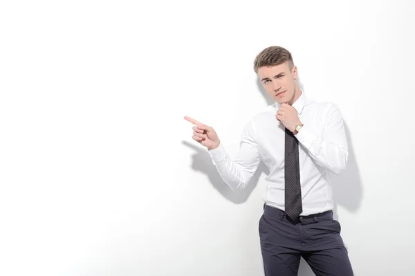 Geschäftsmann zeigt mit Zeigefinger zur Seite — Stockfoto