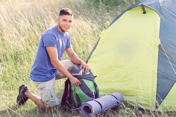 Jovem turista no campo — Fotografia de Stock