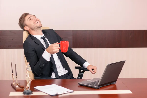 Advogado sorrindo beber chá — Fotografia de Stock