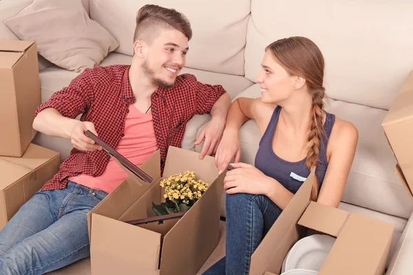 Pareja joven desempacando cajas —  Fotos de Stock