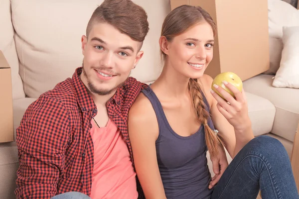 Pleasant young couple holding apples — Stockfoto