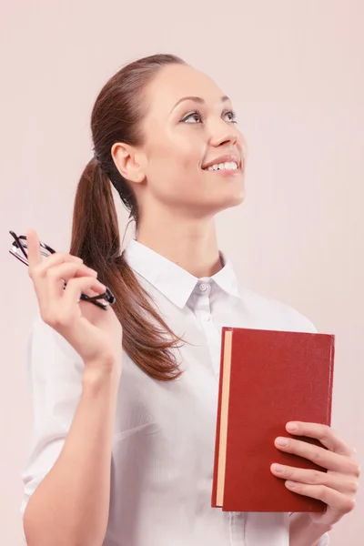 Bella giovane donna in possesso di libro — Foto Stock