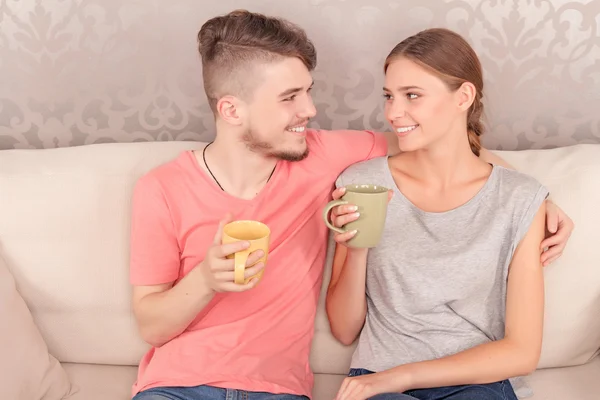 Animada joven pareja bebiendo té —  Fotos de Stock