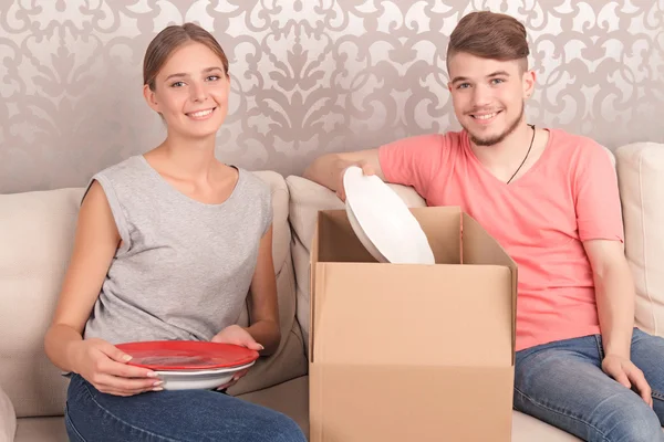 Bonita pareja abriendo cajas — Foto de Stock