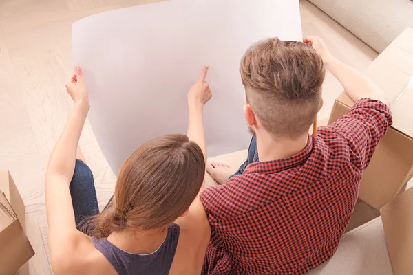 Jeune couple faisant le plan — Photo