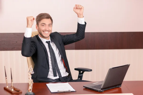Улыбающийся адвокат чувствует себя трижды счастливым — стоковое фото