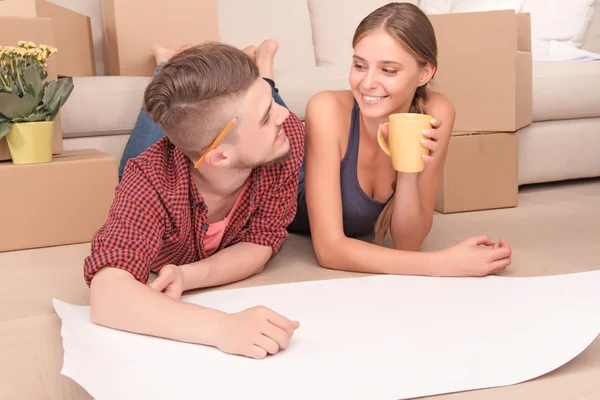 Young couple making plan — Stock Photo, Image