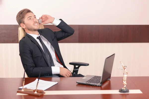 Smiling lawyer talking on mobile phone — 图库照片